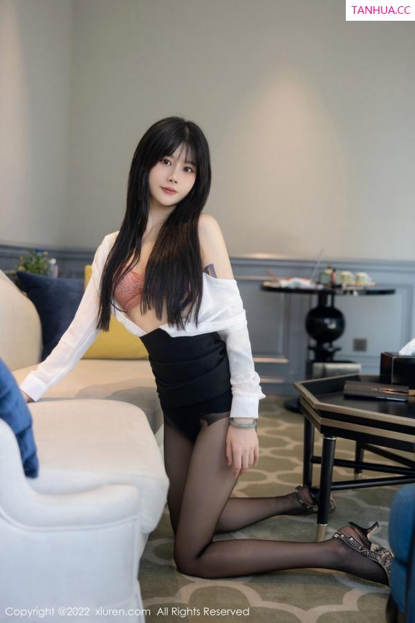 77qiqi  [XiuRen]高清写真图 2022.11.16 No.5861 77qiqi 短裙黑丝第42张图片